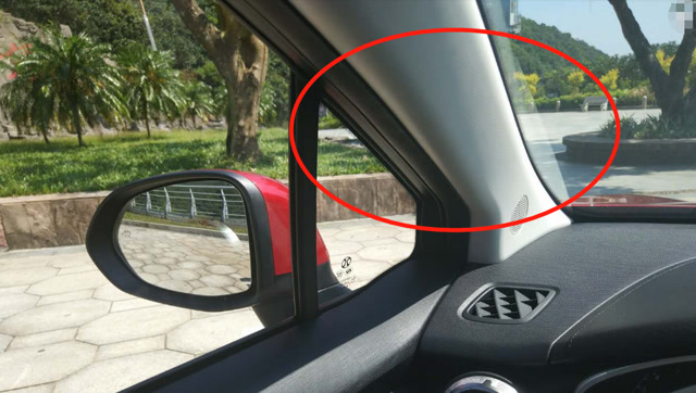 开车时,a柱盲区看不到路怎么办?老司机有窍门,下次开车也试试吧
