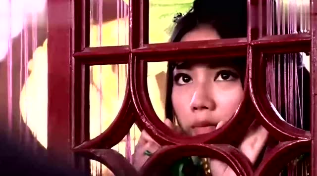 飞鹰给他们三个人拿来衣服,让他们换装,不料却让陶夭夭穿女装