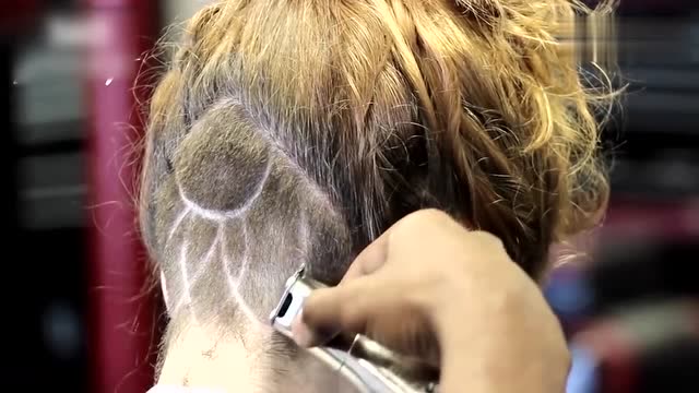 嫌发型看着过于单调怎么办?试试在后脑勺剃上个性图案吧!