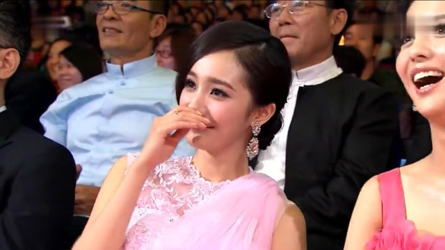 何炅突然表白:杨幂我喜欢你,杨幂害羞的捂嘴!观众鼓掌叫好