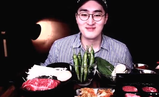 大胃王地主家的傻儿子:深夜吃美味的牛肉套餐,看包装应该很贵!