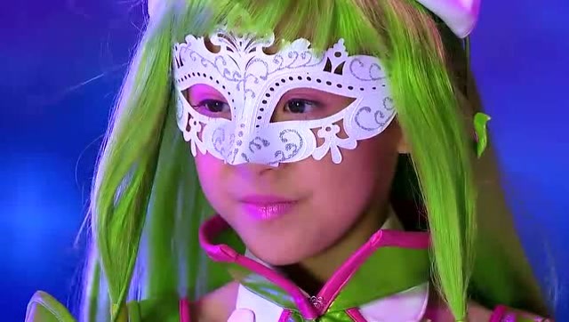 小善真真变身朵蜜,在天舞台上跳舞