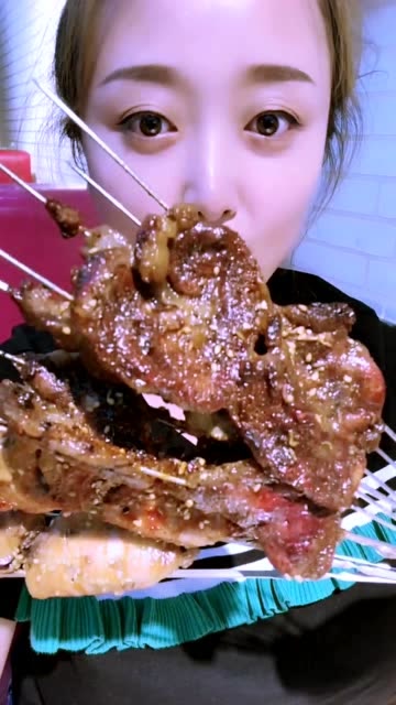 原来美女也爱吃烤腰子!