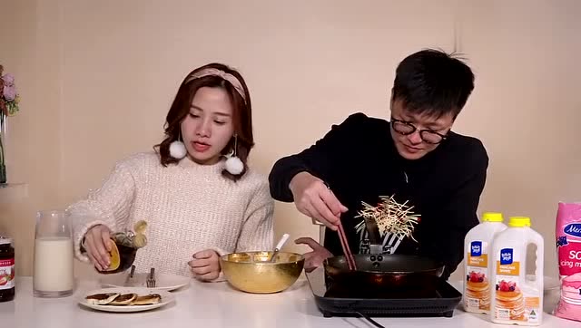 大胃王密子君:松饼做成荷包蛋,饲养员真的绝了