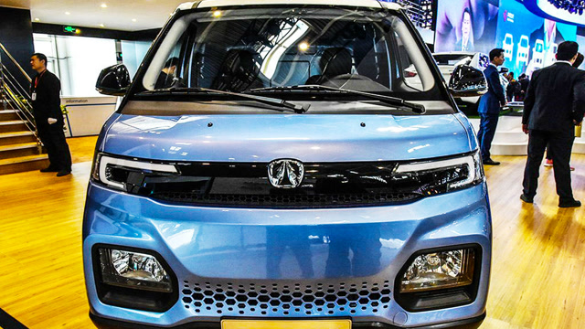 五菱宏光真遇到对手了!北汽微面换上新标,配上侧滑门,颜值担当