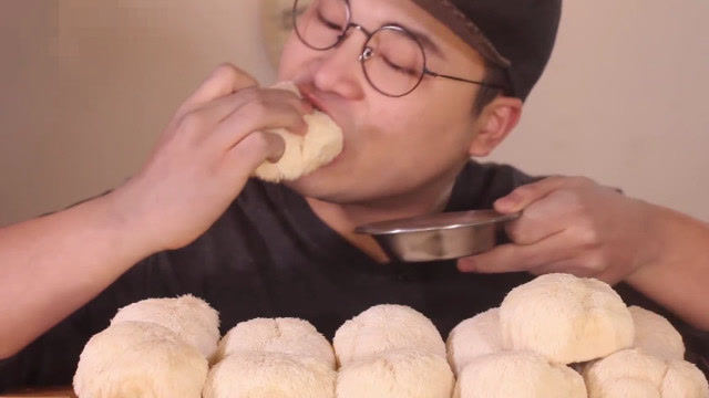 大胃王生吃猴头菇,一口下去好委屈这是什么味道?看得我都想尝尝!