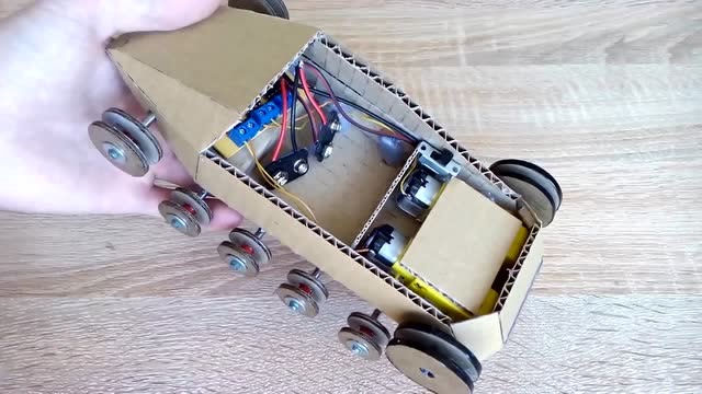 创意diy,牛人用纸板自制履带玩具车