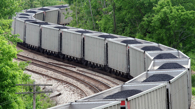 为何运煤火车在运输中要不停喷水?只是为了防火吗?没那么简单