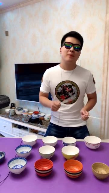 最近这个打碗哥火了,一曲嘟嘟嘴,太有才了!