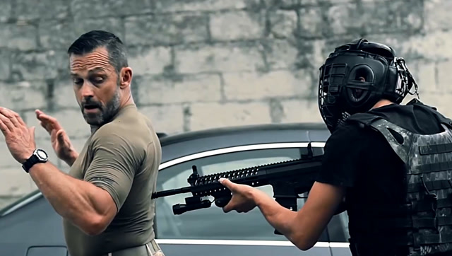 以色列特种军用格斗技马伽术空手夺枪成功一秒反制敌人