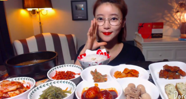 dorothy:韩国欧尼大胃王美女小姐姐吃大餐,韩食小菜,搭配鲜汤,爽