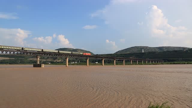 山西风陵渡铁路桥沟通华北与西北已超期服役火车过桥行驶很慢