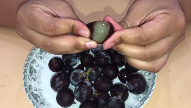 葡萄去皮有技巧,学会后快速剥去葡萄皮,简单又快速