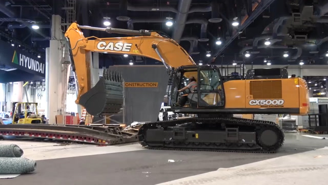 凯斯500挖掘机,新车出厂,司机操作很仔细,真想去体验一下