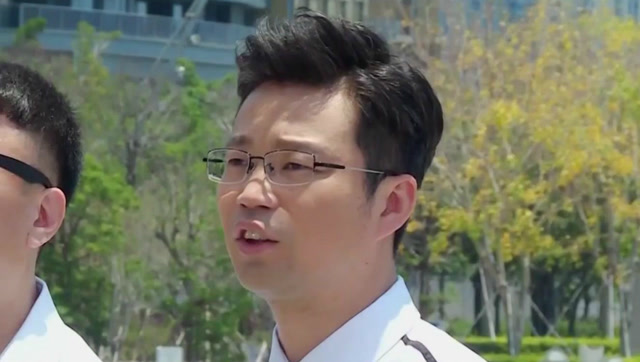 王迅回忆恩师感动满满,不小心暴露于科比的合照