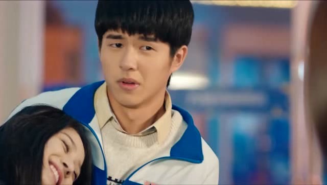 最好的我们:陈雪君喝多躺在余淮怀里,耿耿眼睛瞪得跟球似的,无奈