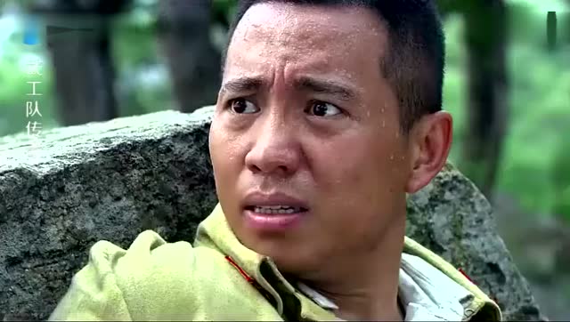 光头大兵刚猛无俦,用肩膀顶起鬼子军官,扔到树上活活撞死啊