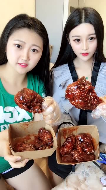 吃货姐妹花吃播,比赛吃大鸡腿,看的我口水直流!