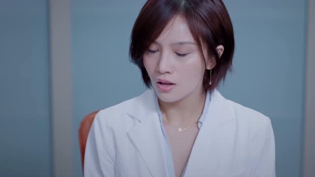 鲜肉老师: 孔老师发起强烈爱情攻势,美女校医精神分裂!