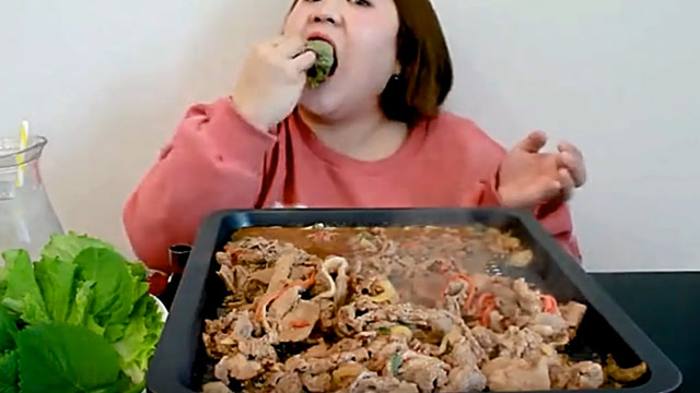 韩国吃播:胖妹慧智吃烤肉,不怕被烫就把刚熟的肉填进嘴里