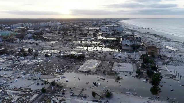 航拍:飓风迈克尔横扫海岸 城市社区一片狼藉犹如战场
