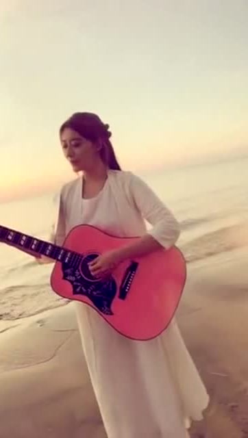 甜美帅气女神曲肖冰海边弹唱一首《红尘来去一场梦》好听极了