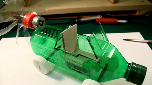 牛人用塑料瓶diy的遥控小车,自带螺旋桨看着创意满满!