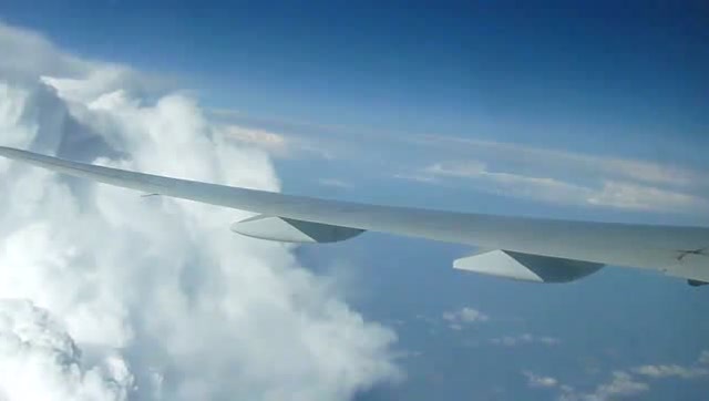 波音777-300飞机机翼正在承受强大的气流