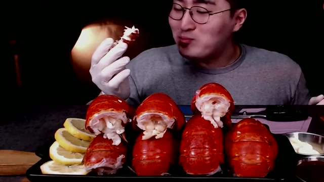 韩国大胃王吃大龙虾,龙虾肉蘸酱汁,看着太馋人了