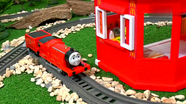 托马斯把双胞胎送去麦当劳去上班