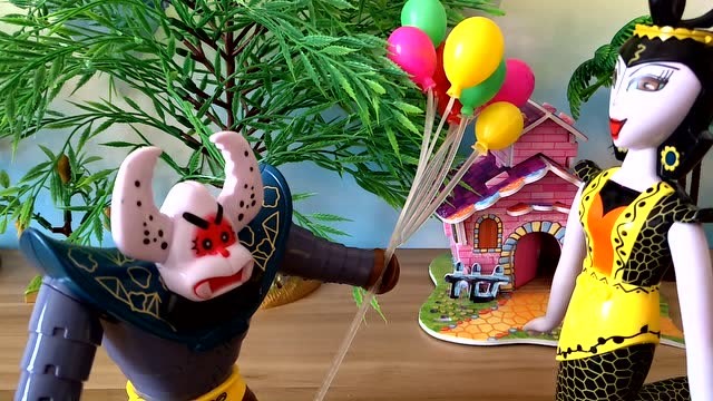 蝎子精给蛇精带了彩色气球回来,结果蛇精发好了好大一顿火!