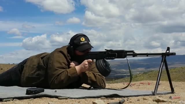 枪械实测:卡拉什尼科夫轻机枪,传说中的rpk果然名不虚传!