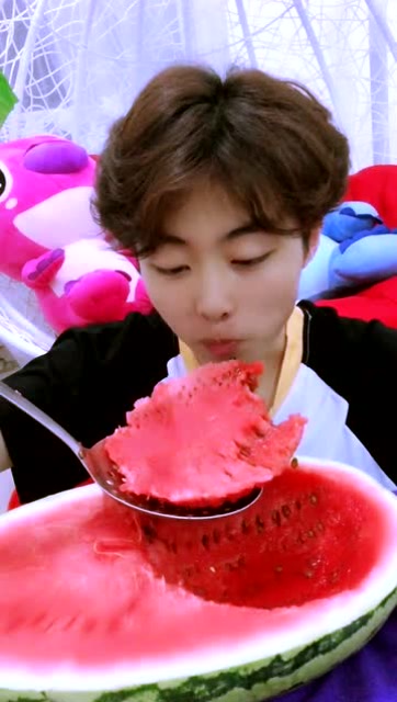 这么甜的大西瓜我怎么连一勺都吃不完了