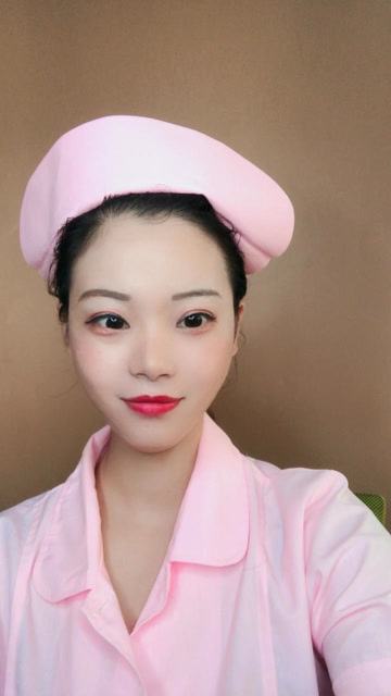 小护士变装也是美美的