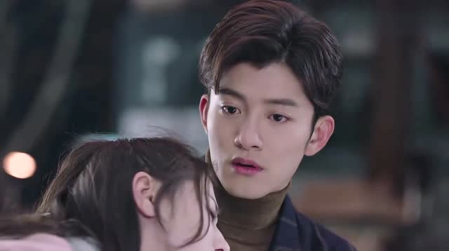 凌凌七跌跌撞撞地走在回家的路上,莫南见了连忙扶她回家