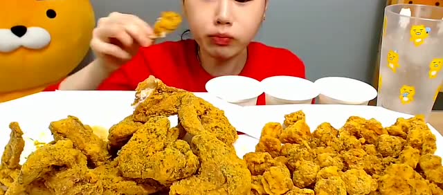 韩国大胃王吃播,欧尼吃咖喱芝士炸鸡铺满一桌,这能吃完吗?
