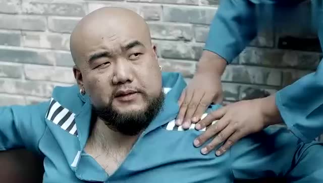 监狱牢头欺负新来狱友,没想到新来狱友是个雇佣兵