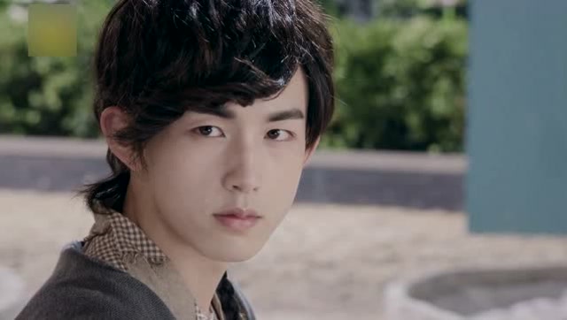 旋风少女 飞鱼拿零食礼包巴结心爱的女人  谭松韵抢了吃的就跑