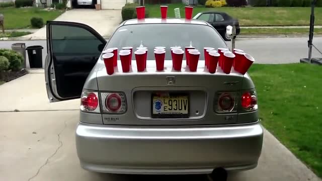 在本田汽车车身放三十个水杯,测试车载低音炮威力