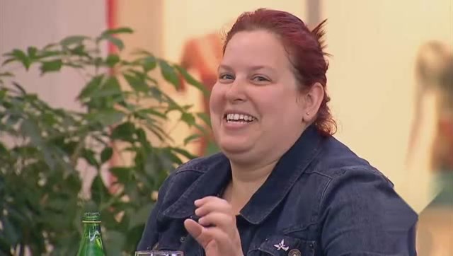 老外恶搞:老头模仿猛男做出搞怪动作,下一幕靓妹却大笑起来了