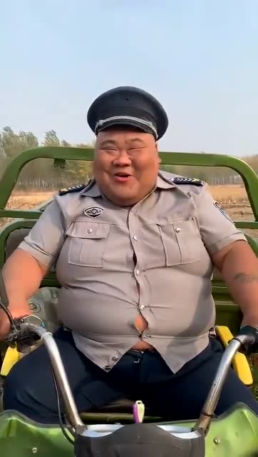搞笑:胖子骑三轮摩托,摩托让他骑出了新高度,太搞笑了!