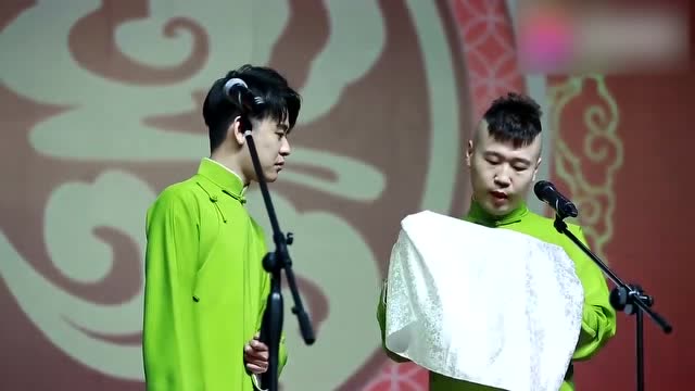 张云雷和杨九郎喜提"抹茶绿大褂",显着两人皮肤真白啊