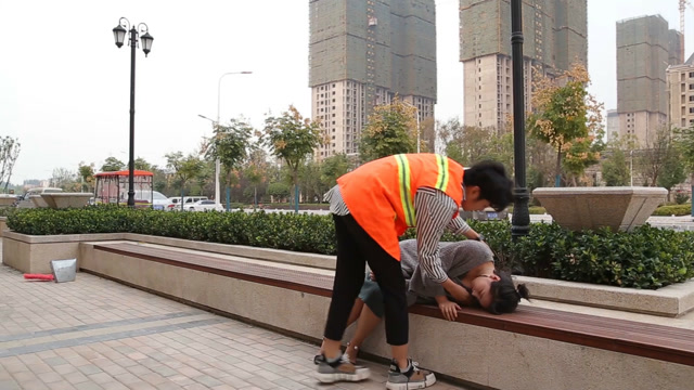 美女晕倒路人不敢救,环卫工的儿子救了她,没想到美女这样报答他!
