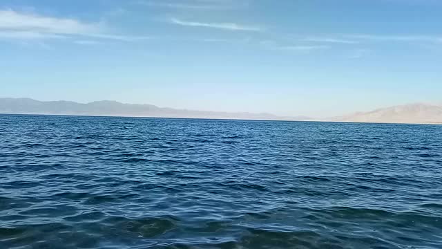 赛里木湖波光粼粼