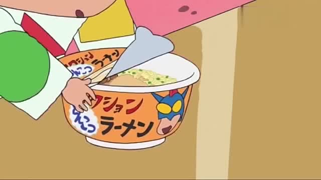 蜡笔小新,冬天小新一家人在一起吃热乎乎的泡面,好温馨