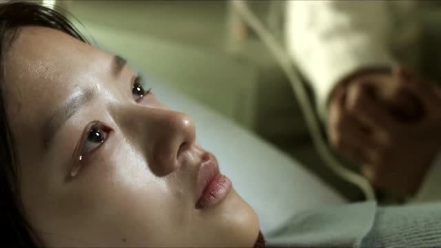 《悲伤逆流成河》易遥躺在病床上默默流眼泪