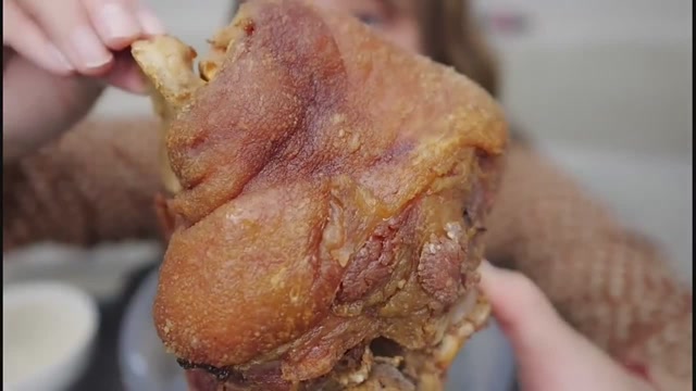 中国大胃王吃播,美女吃大肘子,吃相真的不一般啊!