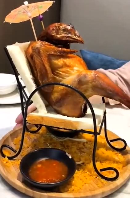 这只烤鸡的造型真帅,但是帅不过一秒,网友:真的是太搞笑了!