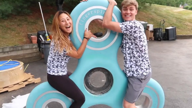 你见过世界上最大的指尖陀螺吗?看完感叹:大!大!大!