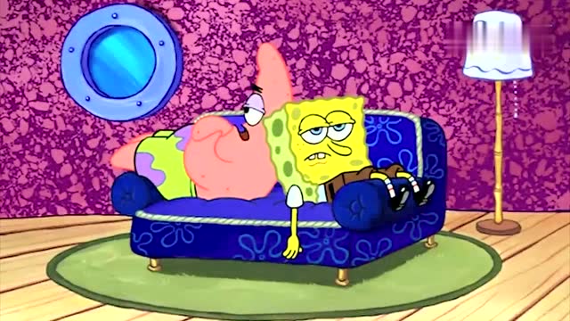 派大星和海绵宝宝住在一起,睡一个沙发